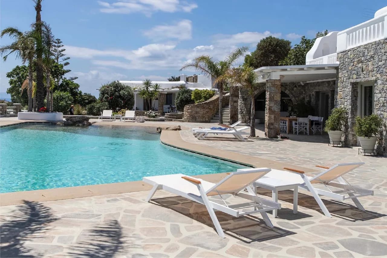Elegant Mykonos Villa With Timeless Cycladic Architecture photo 4