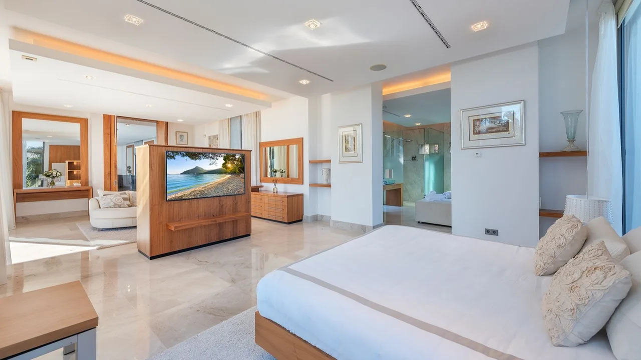 STUNNING LUXURIOUS SPANISH VILLA photo 3