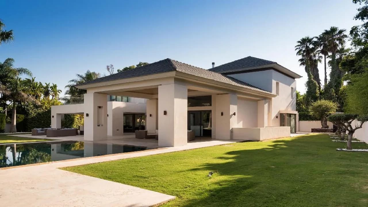 Exclusive 5-bedroom Villa With Stunning Layout And Pristine Pool photo 3