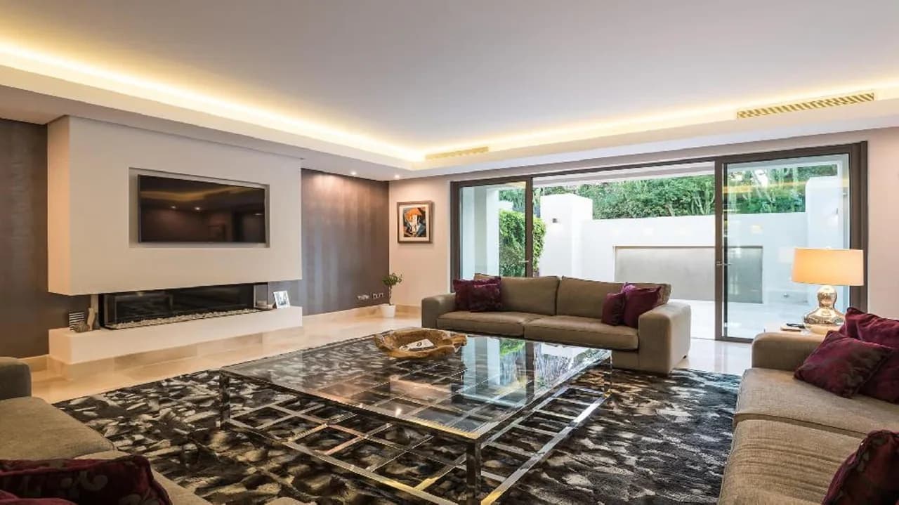 Exclusive 5-bedroom Villa With Stunning Layout And Pristine Pool photo 4