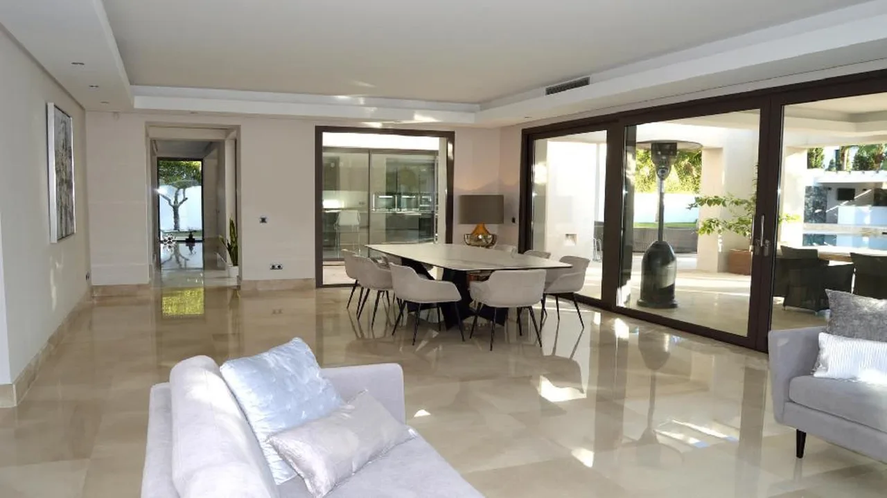 Exclusive 5-bedroom Villa With Stunning Layout And Pristine Pool photo 5