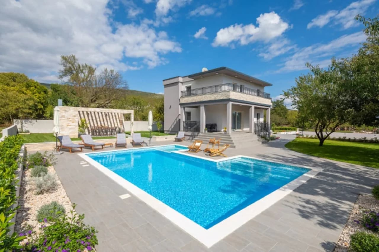 Luxurious Oasis Villa With Breathtaking Views Of The Valley