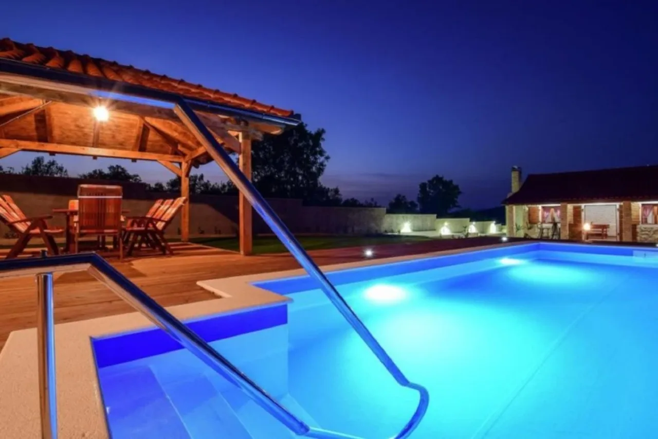 Luxurious Two-level Holiday Villa With Refreshing Greenery View photo 2