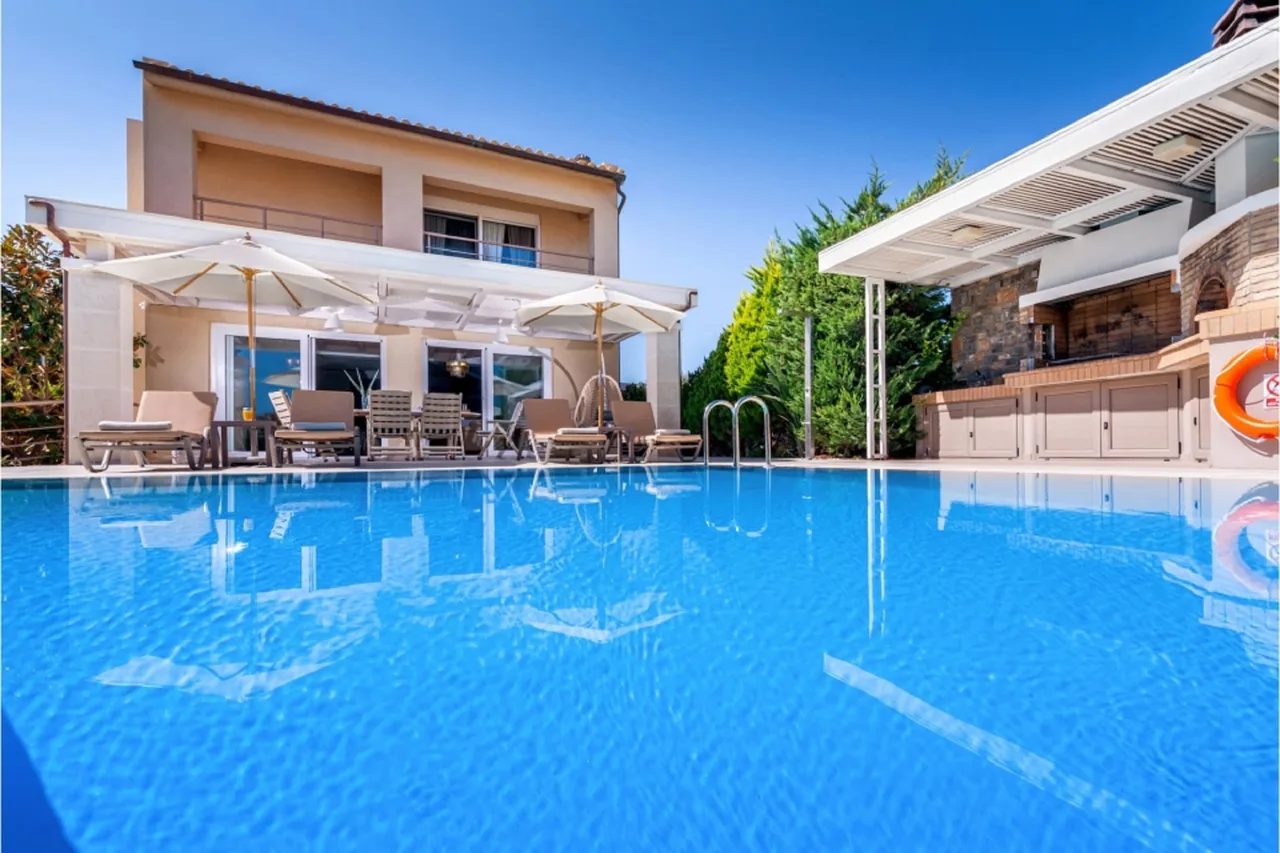 Modern 4-bedroomed Villa With Classy Interiors photo 2