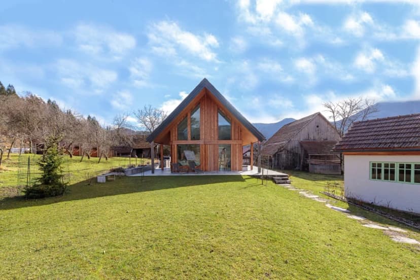 Amazing Spruce-wood Chalet In The Blissful Peace Of The Hills