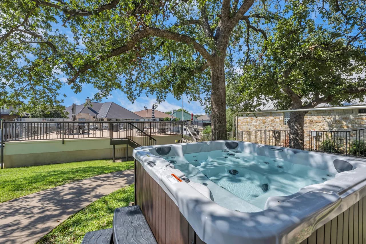 Waterfront Six Bedroom Villa in Horseshoe Bay photo 4
