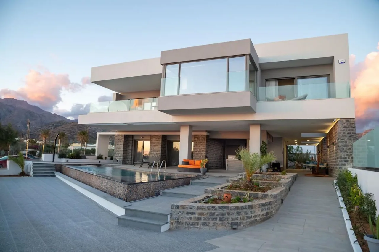 Elegantly designed contemporary villa with great sea views photo 2