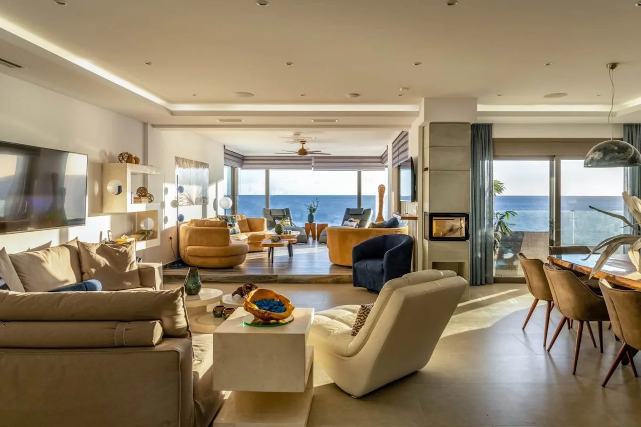 Elegantly designed contemporary villa with great sea views photo 3