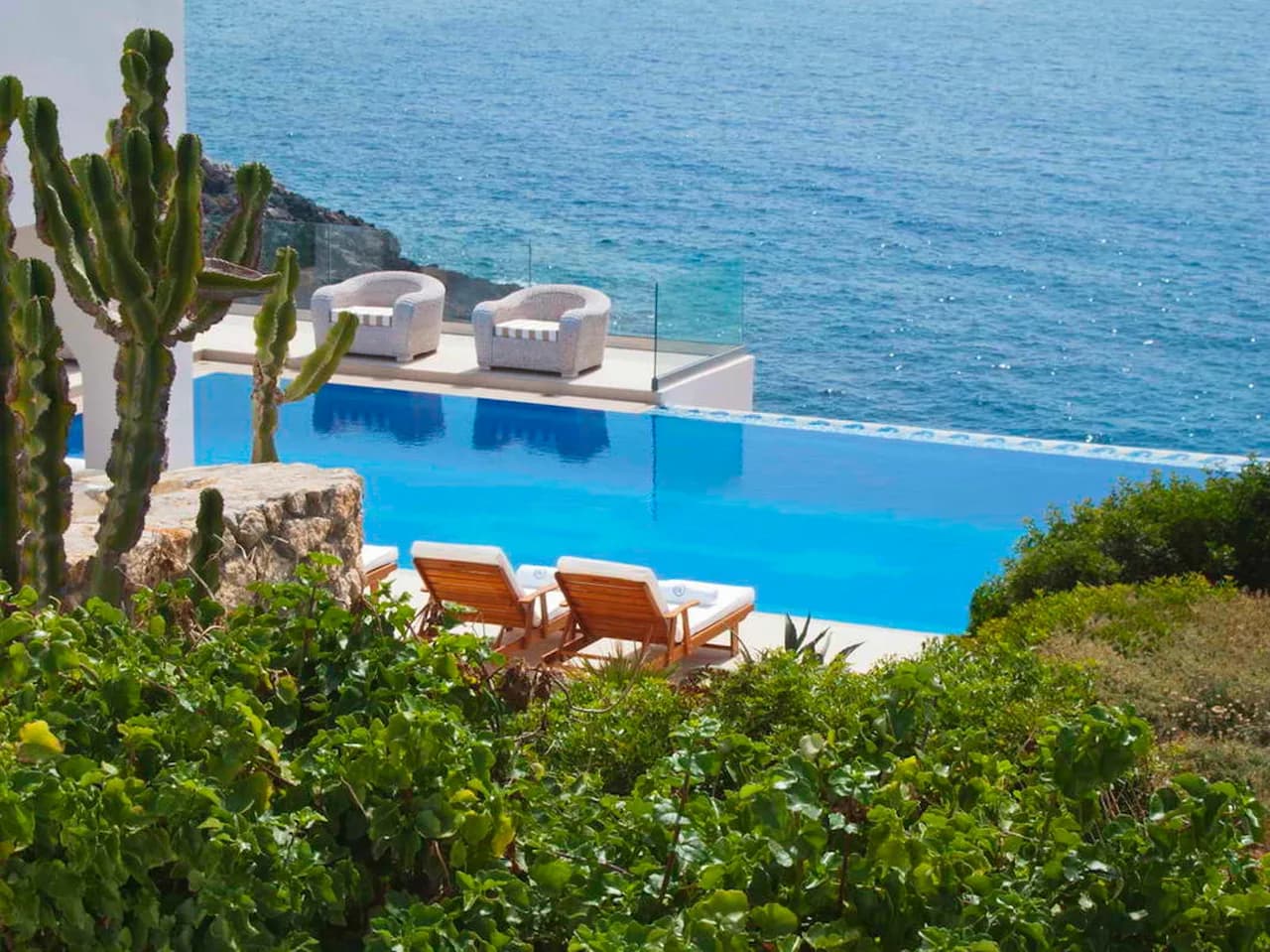 Magnificent coastal villa in an idyllic location