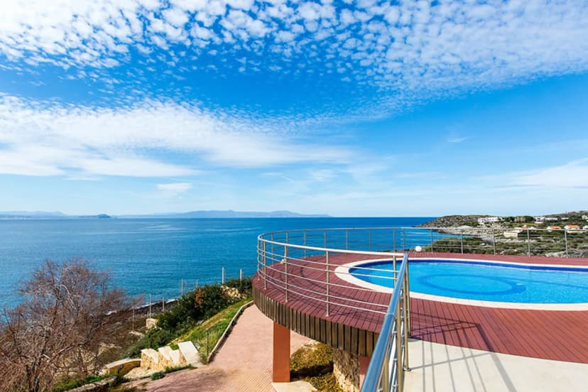 Premiumly furnished villa with unobstructed sea views