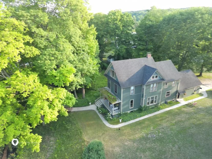 Lakeside Six Bedroom Estate in Traverse City
