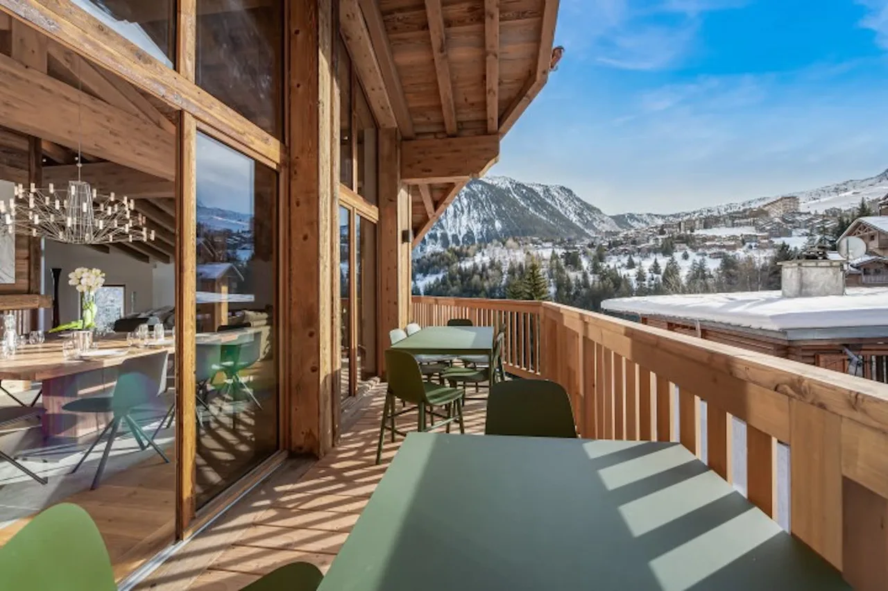Majestic Villa With Superb View of the Valley