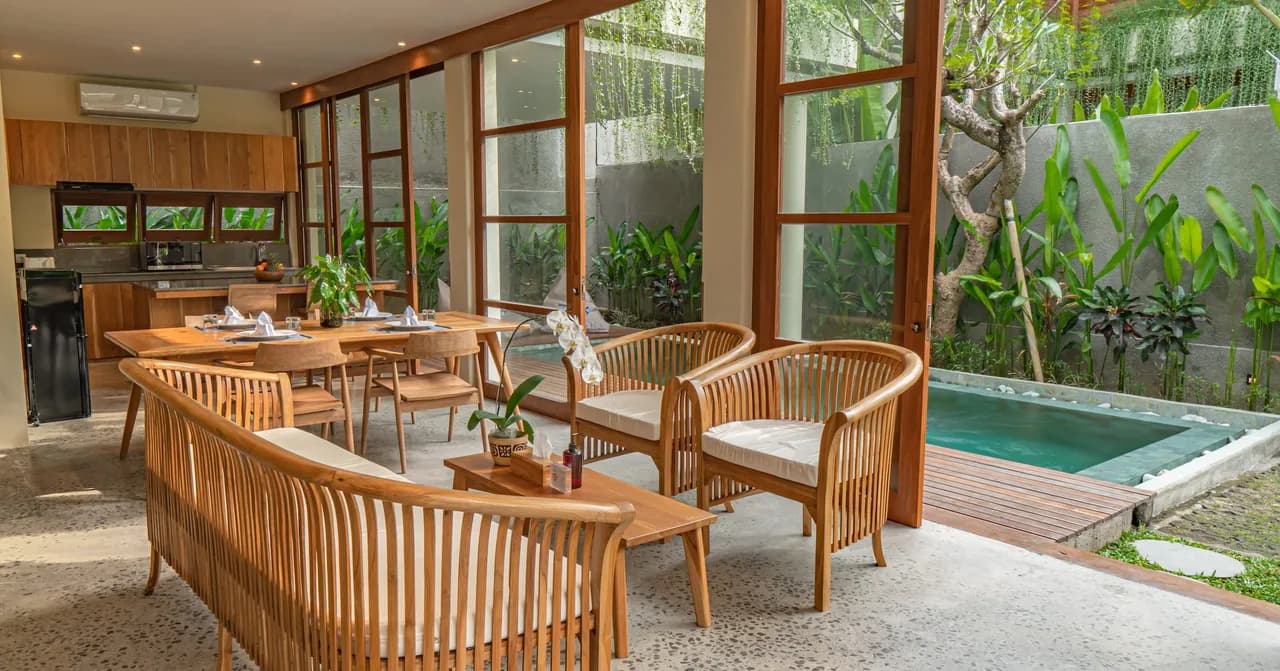 Contemporary villa close to the mecca for surfers!