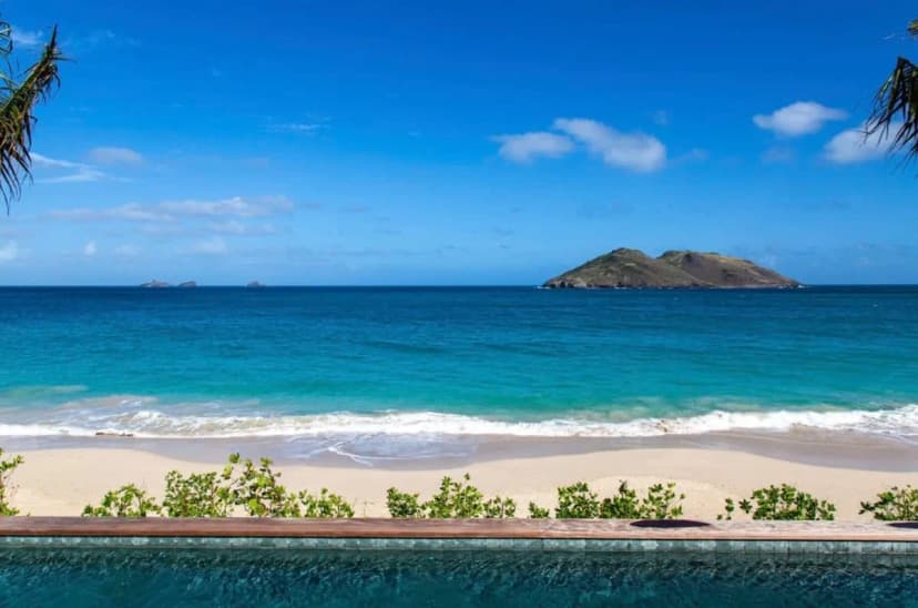 Well-appointed villa right on Flamands beach