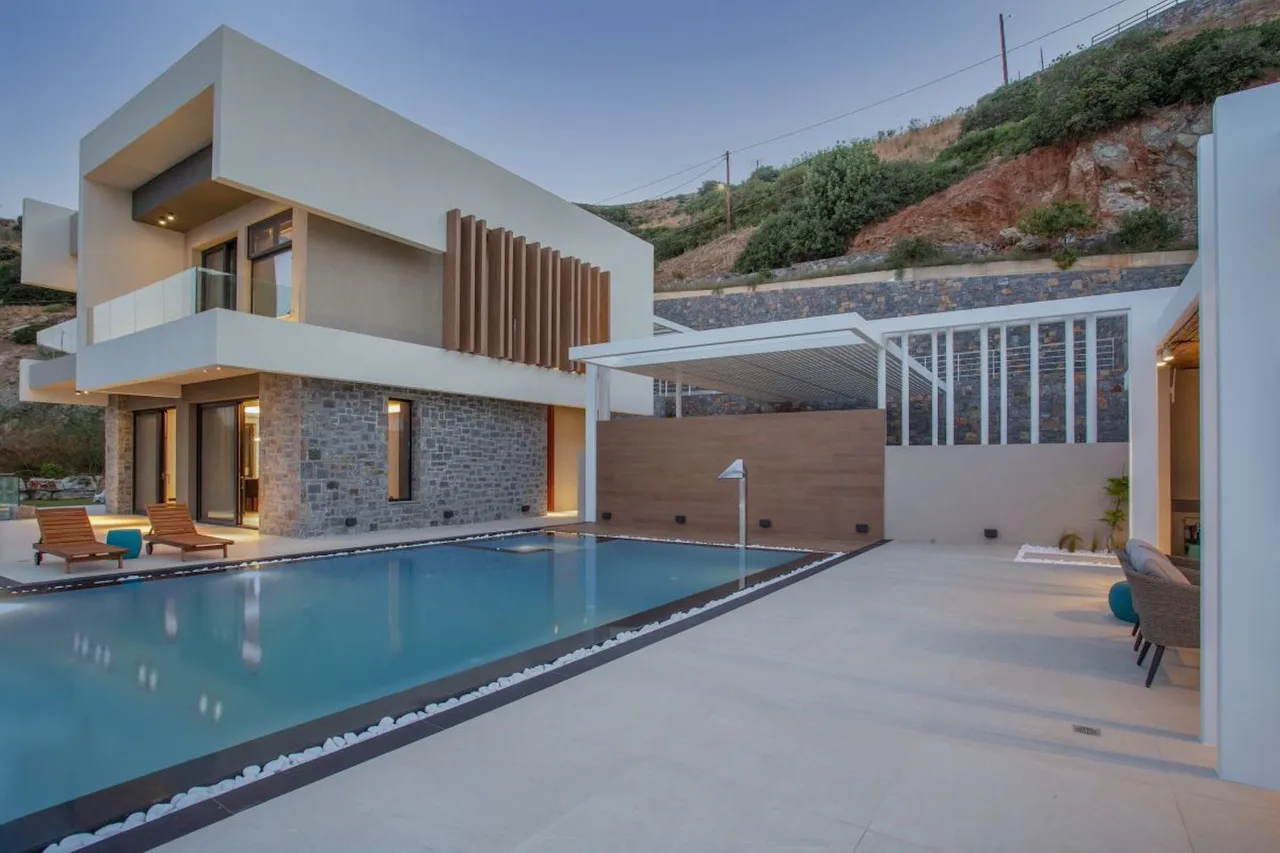 Fashionable luxury villa perfect for splendid holiday experience photo 2