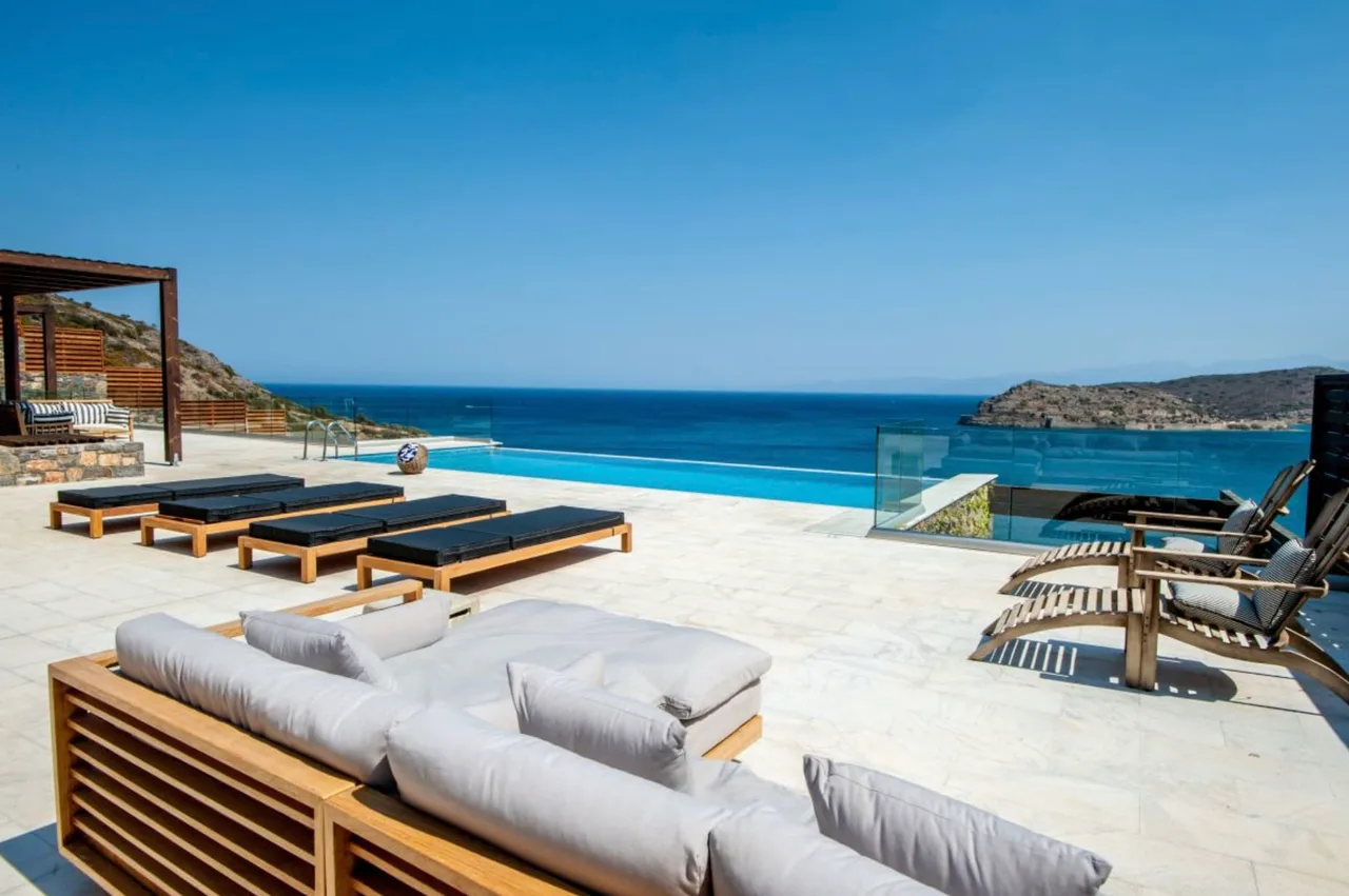 Beachfront villa located in a top destination photo 2