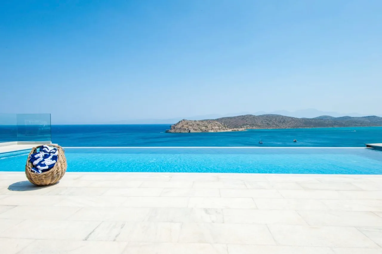 Beachfront villa located in a top destination photo 3