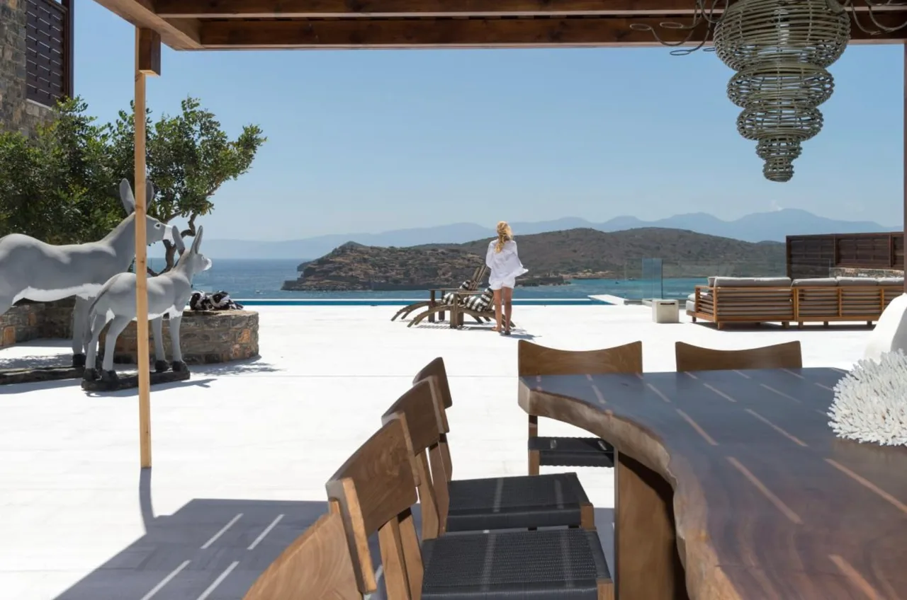 Beachfront villa located in a top destination photo 4