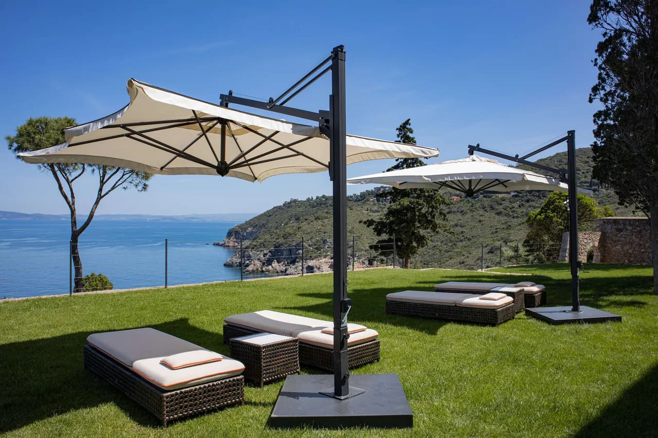 Unique luxury villa with direct access to the sea photo 2