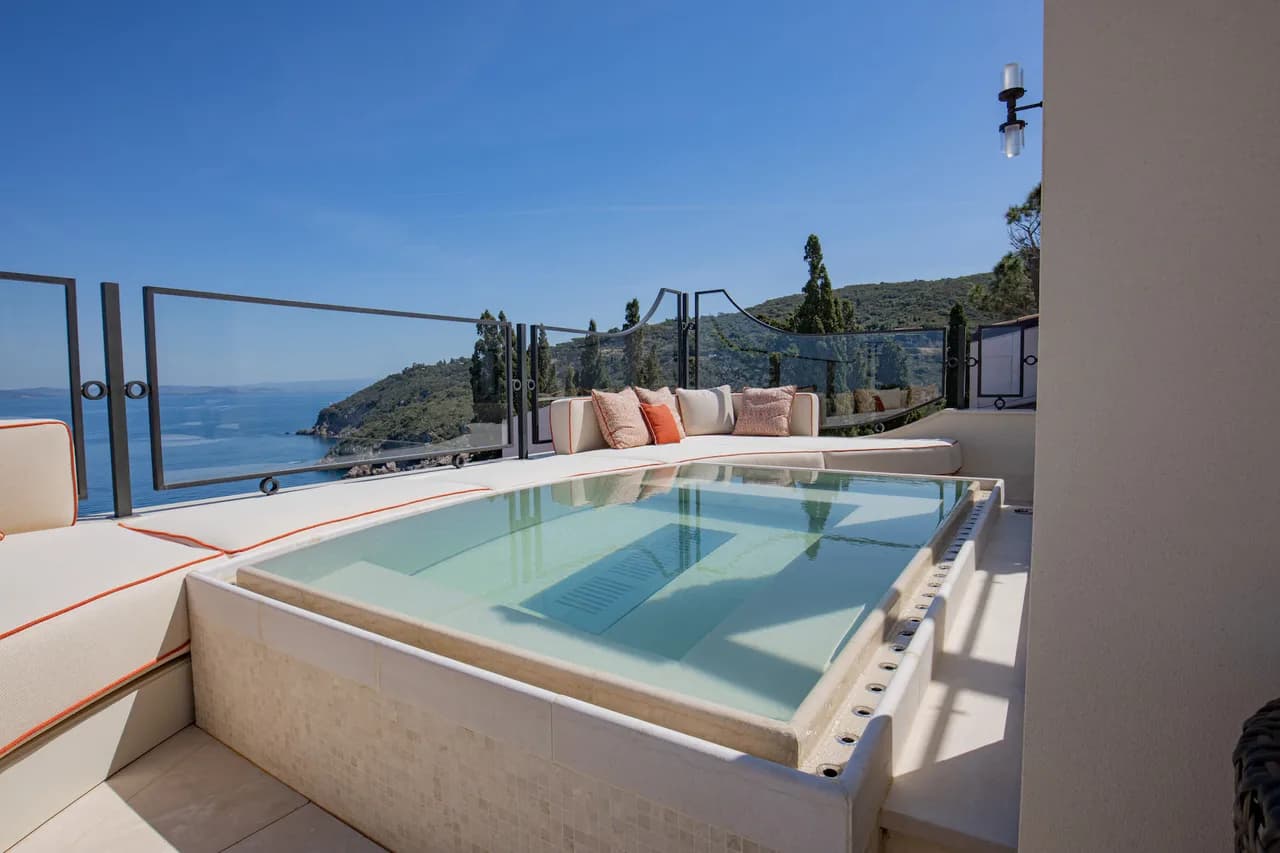 Unique luxury villa with direct access to the sea photo 3