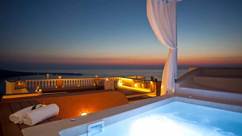 Luxury Santorini Vacation Villa With Fine-living Amenities