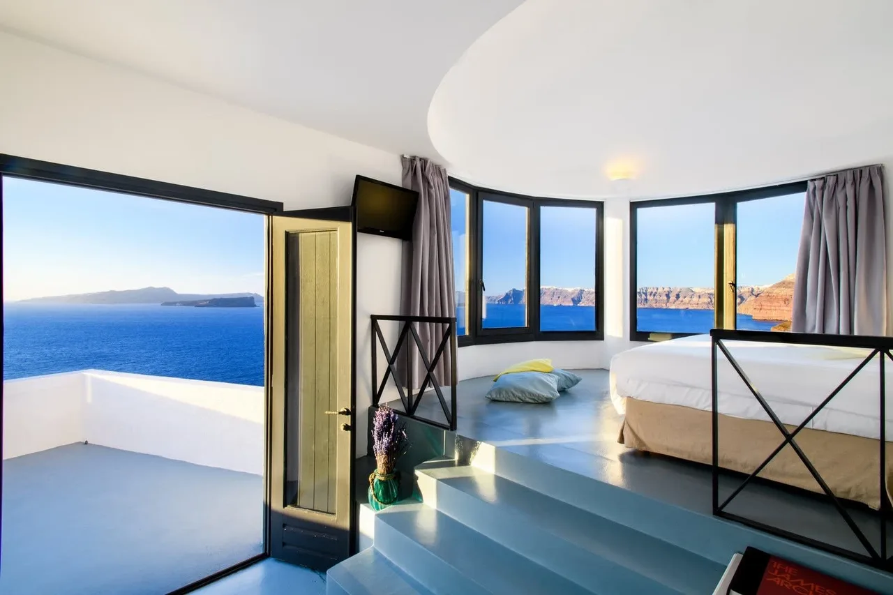 Stylish Villa Blended Into The Landscape Of The Santorini Caldera photo 4
