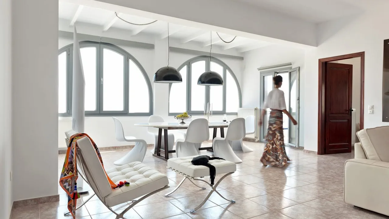 Luxury Villa With Cool White And Bright Interiors photo 2