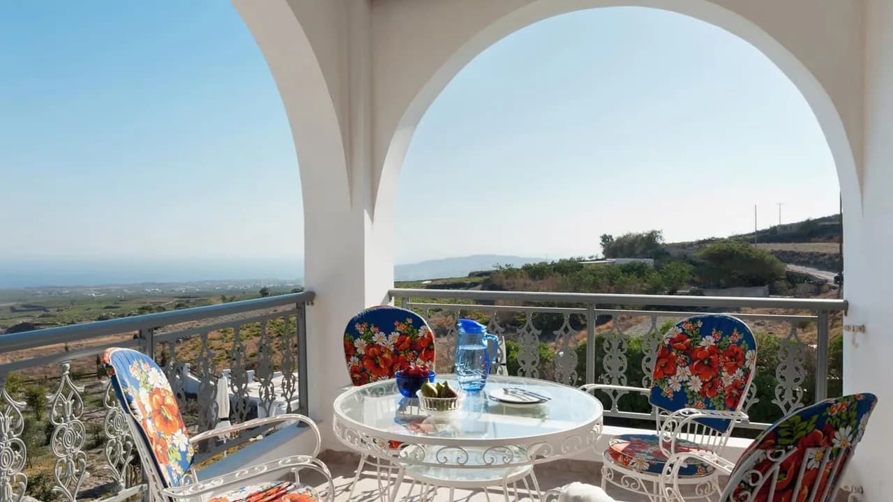 Luxury Villa With Cool White And Bright Interiors photo 5