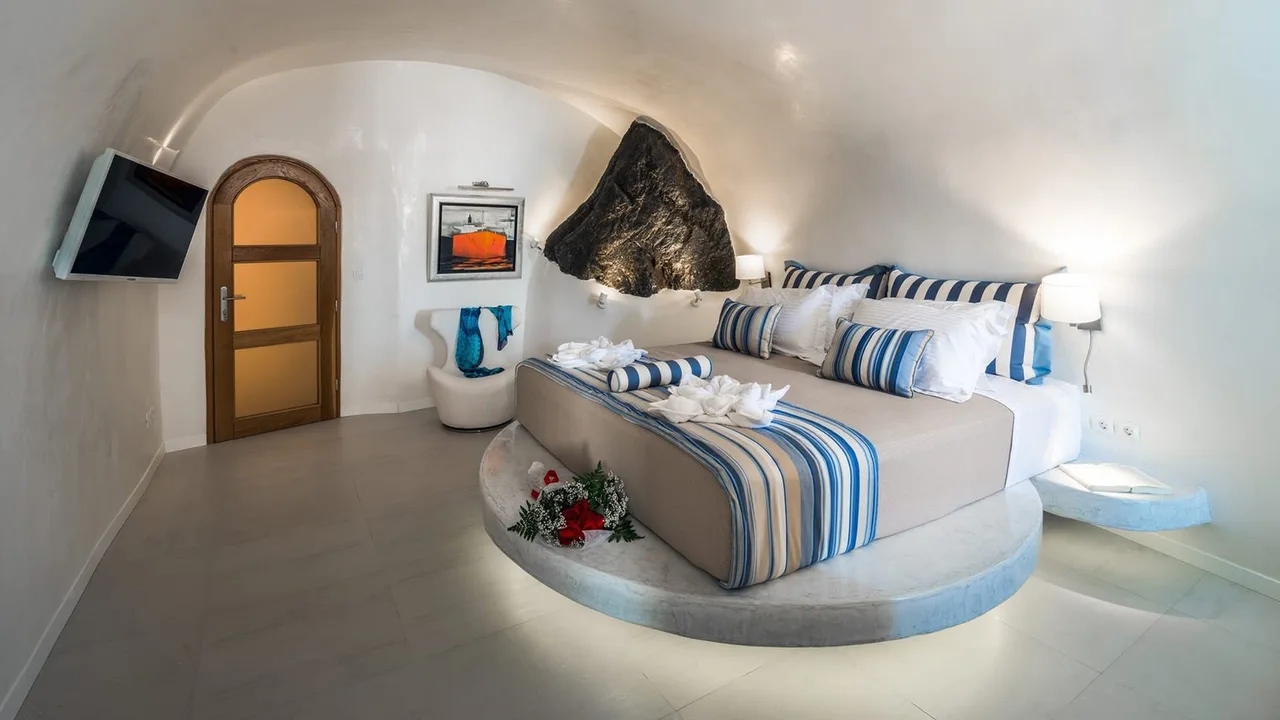 Luxury Cave House With Santorini Volcano Views photo 4