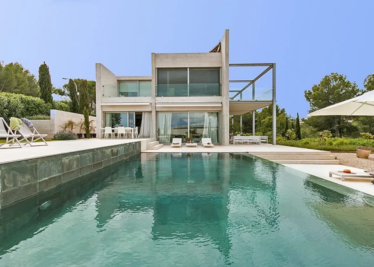 Modern and elegant villa with infinity pool