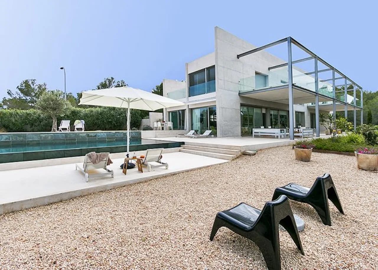Modern and elegant villa with infinity pool photo 2