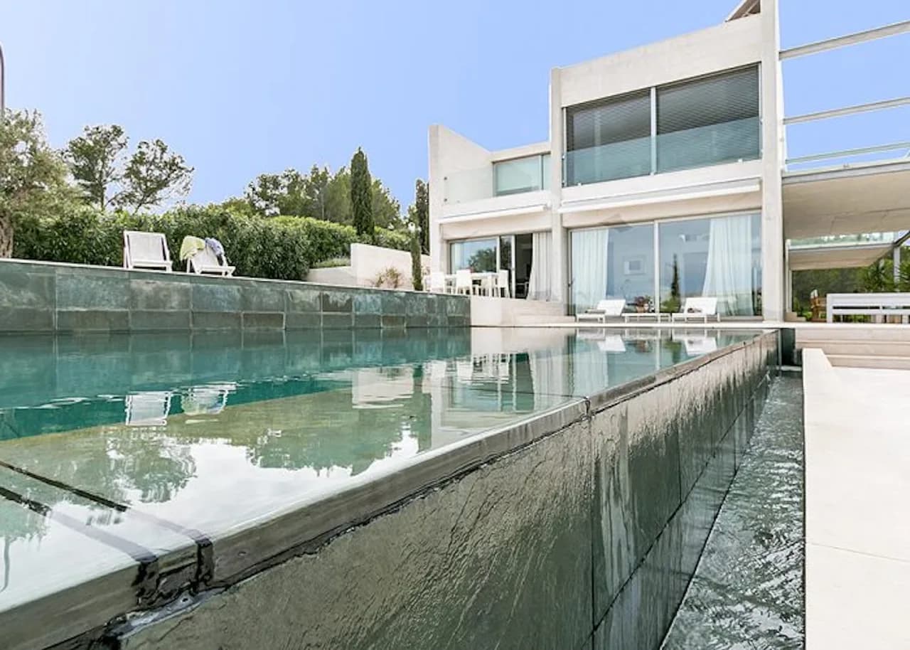Modern and elegant villa with infinity pool photo 3