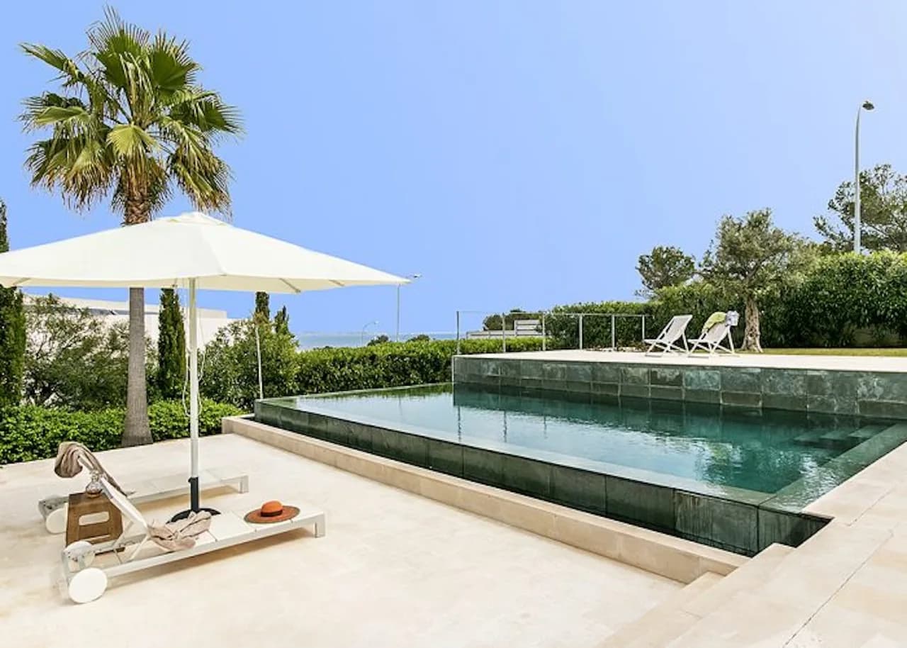 Modern and elegant villa with infinity pool photo 4