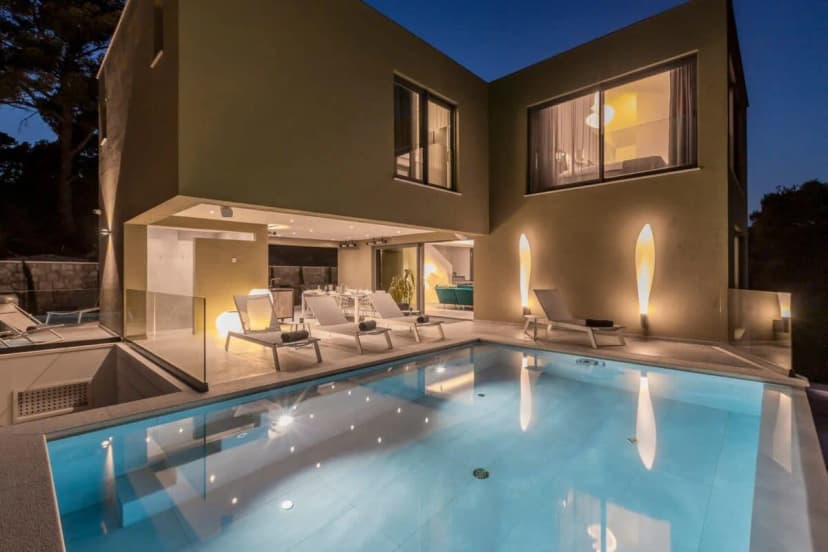Modernly equipped villa with fitness and spa area