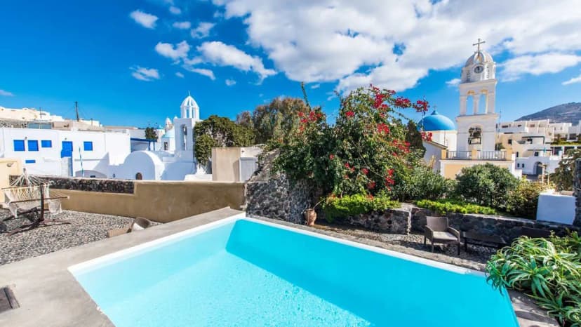 Gorgeous Santorini Villa With Large Courtyard