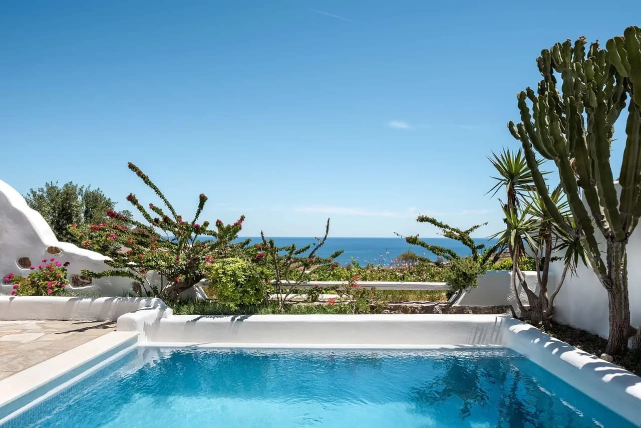 Perfect Luxury Villa For Group Holiday In Santorini