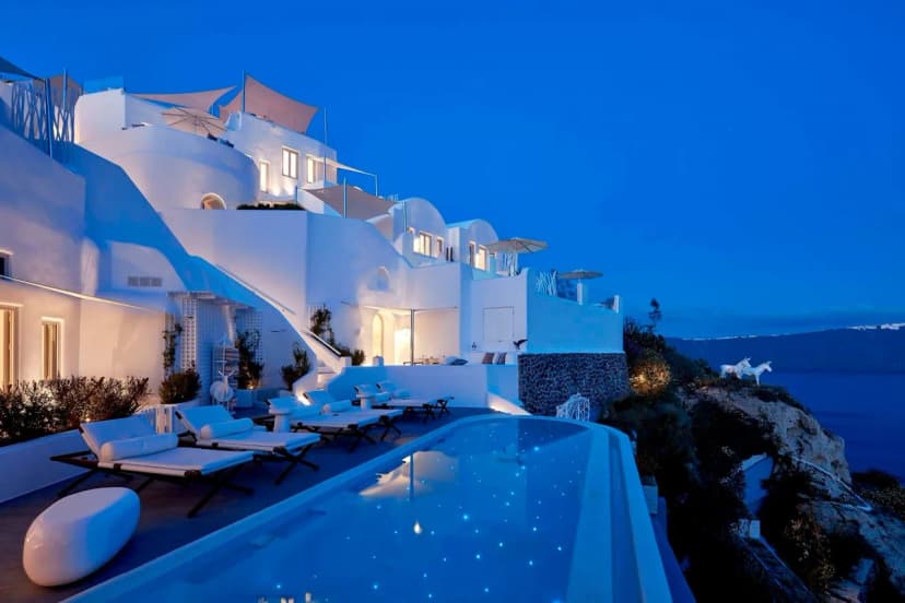 Centrally Located Luxury Villa In Santorini