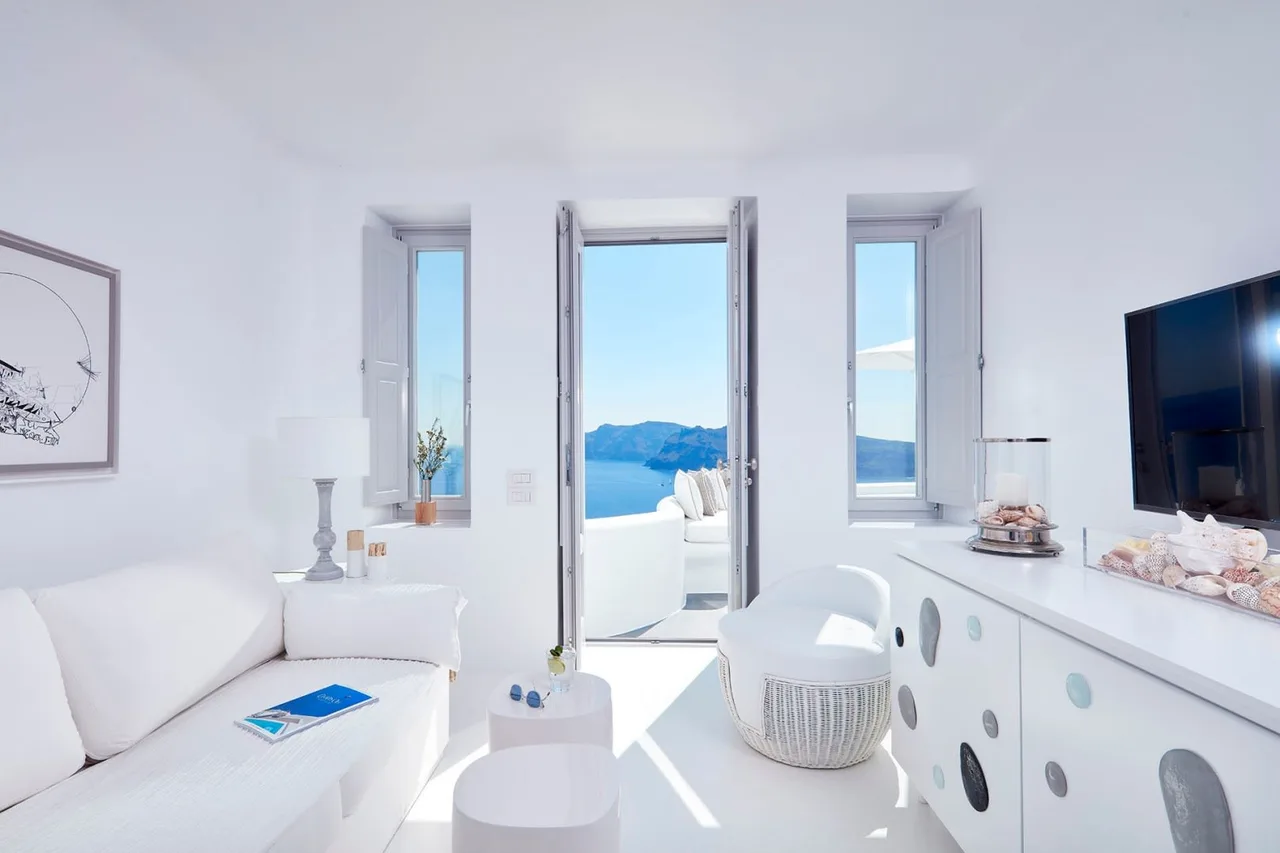 Centrally Located Luxury Villa In Santorini photo 2