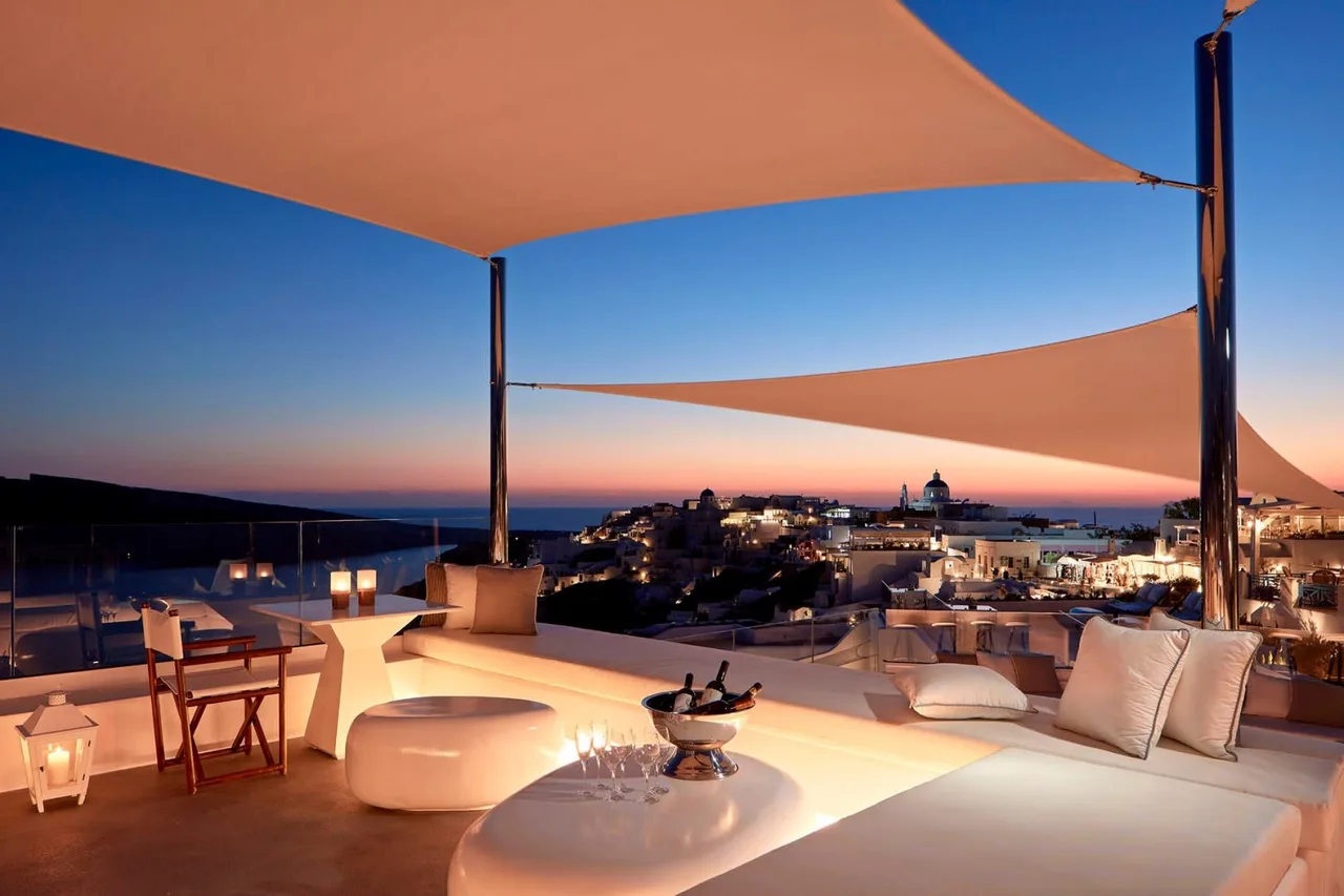 Centrally Located Luxury Villa In Santorini photo 3