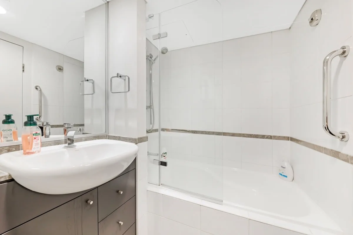 Contemporary Two Bedroom Apartment in Sydney photo 4