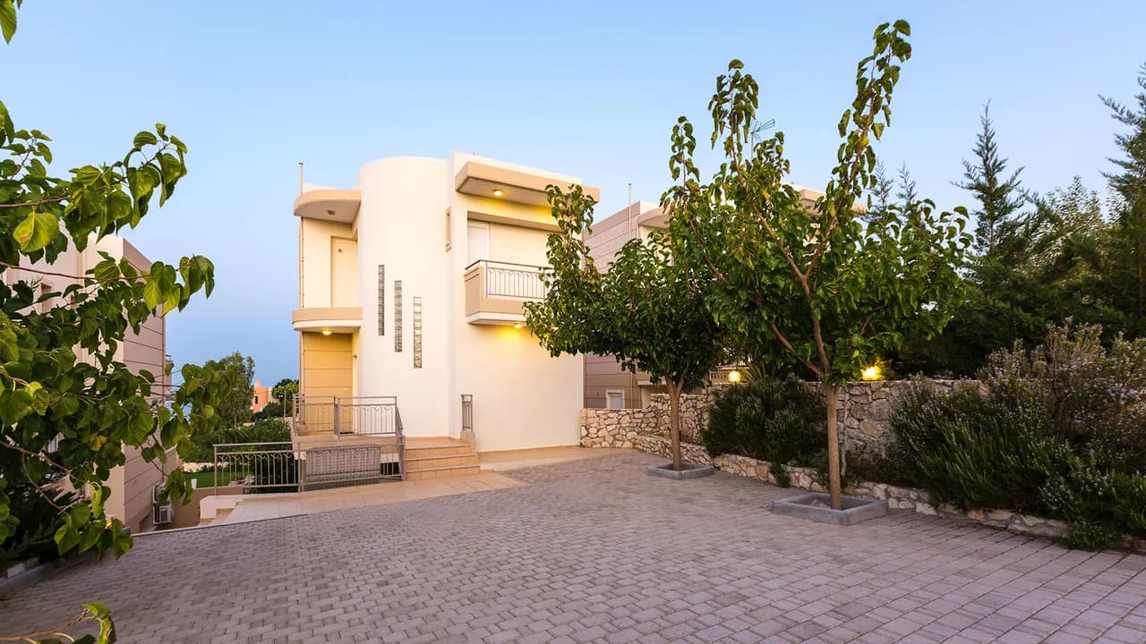 High quality villa in a privileged location photo 2