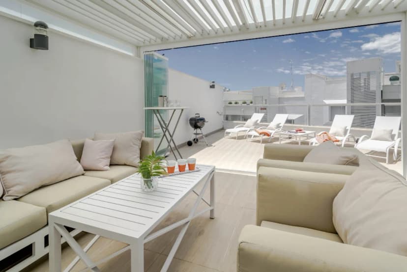 Tastefully-furnished modern penthouse in a great location