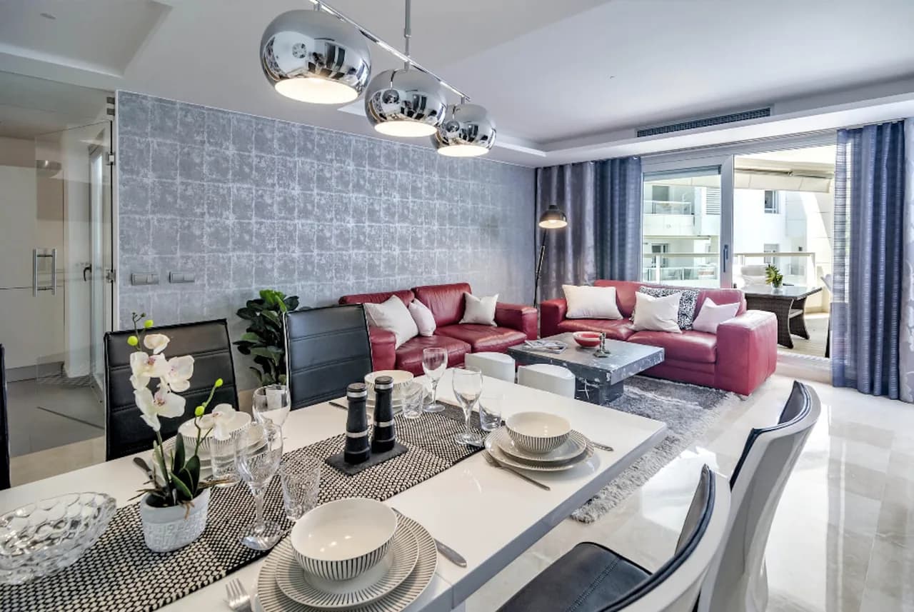 Tastefully-furnished modern penthouse in a great location photo 3