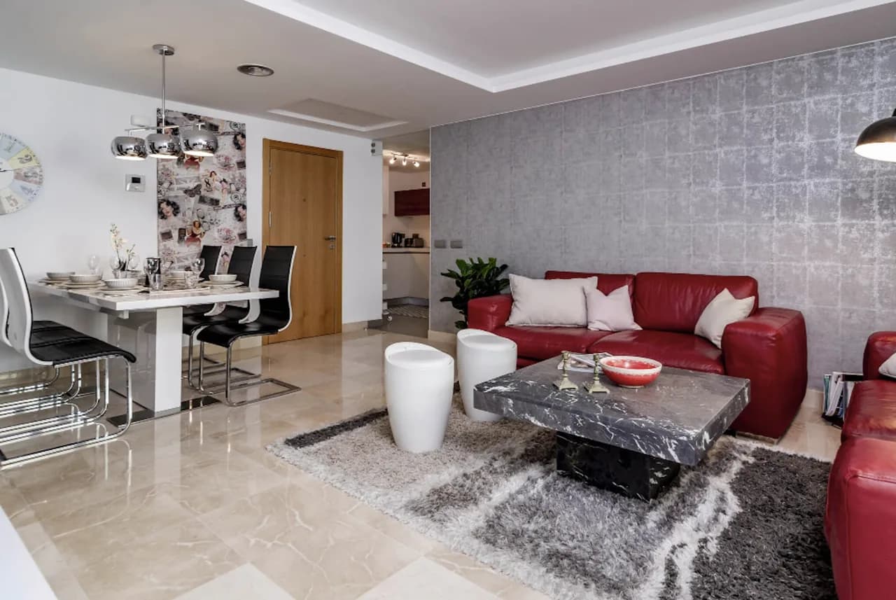 Tastefully-furnished modern penthouse in a great location photo 4