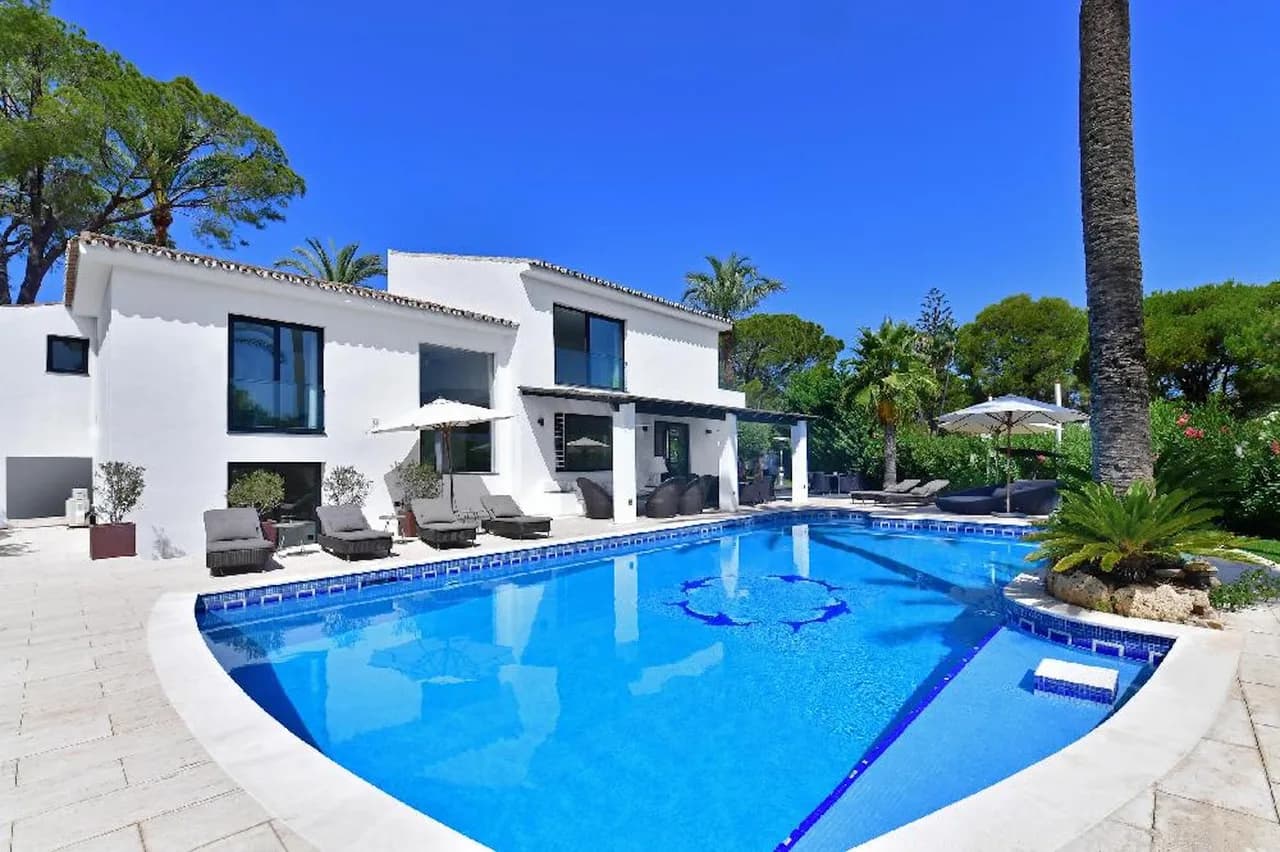 Unique contemporary villa located in an exclusive area photo 2