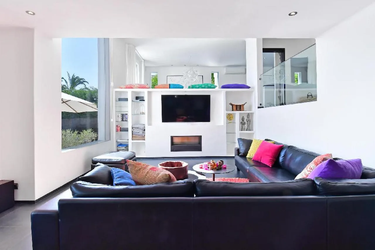 Unique contemporary villa located in an exclusive area photo 3
