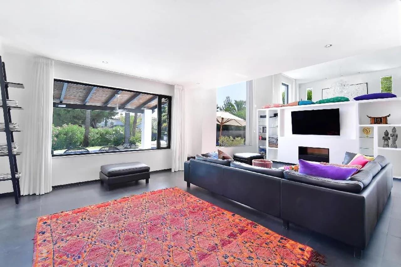 Unique contemporary villa located in an exclusive area photo 4
