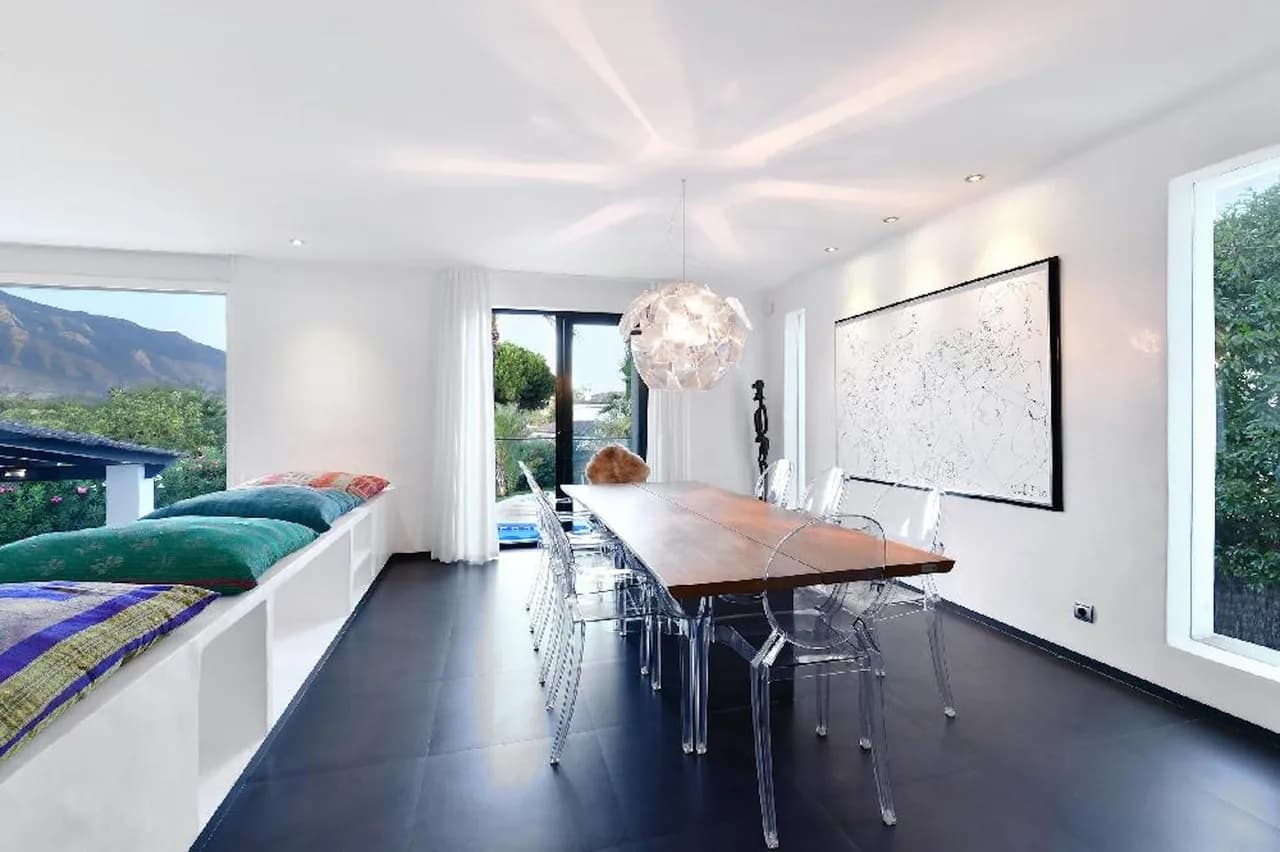 Unique contemporary villa located in an exclusive area photo 5