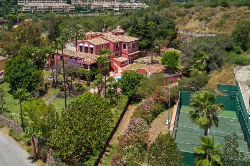 Exclusive Villa With With High Quality Features and Beautifully Landscaped Grounds