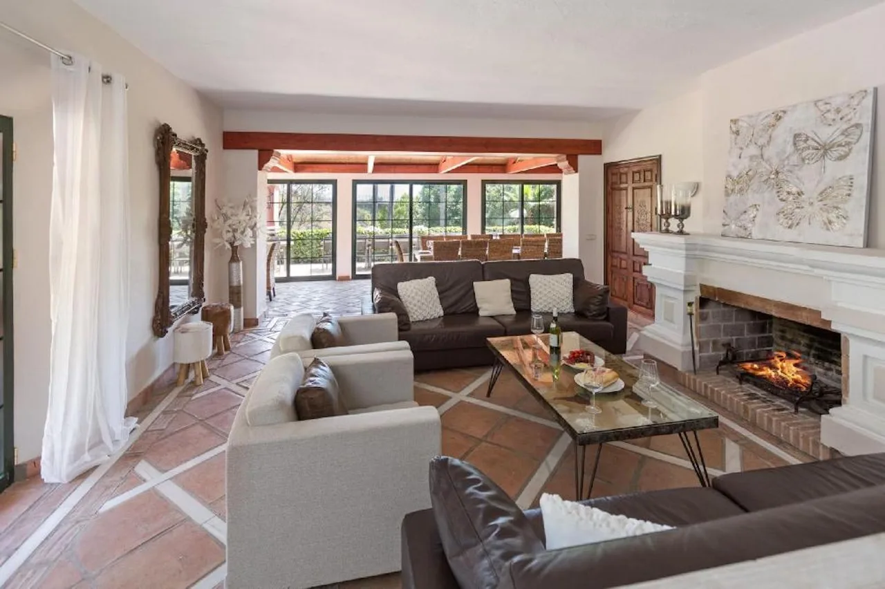 Exclusive Villa With With High Quality Features and Beautifully Landscaped Grounds photo 2